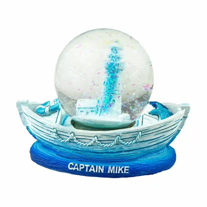 Kula śnieżna na łódce z motywem latarni morskiej, pamiątka z nad Bałtyku Captain Mike