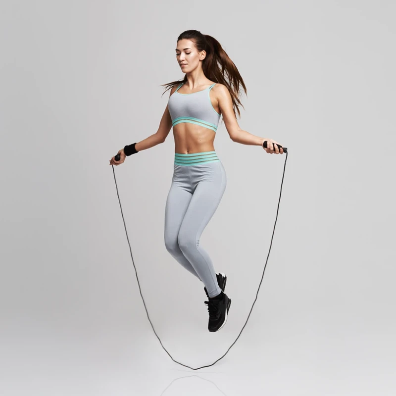 Skakanka fitness z antypoślizgowymi wypustkami i łożyskami